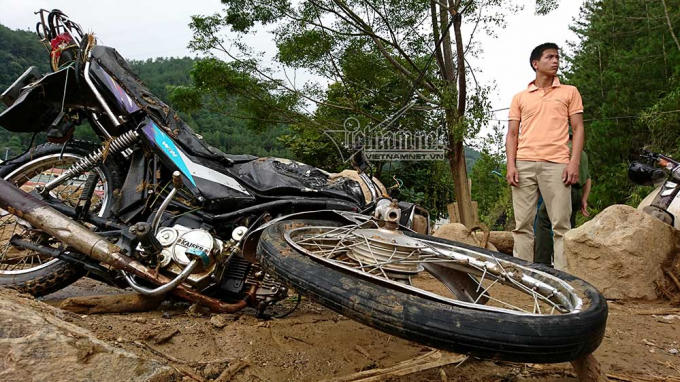 Tiếc nuối bên chiếc xe biến dạng.