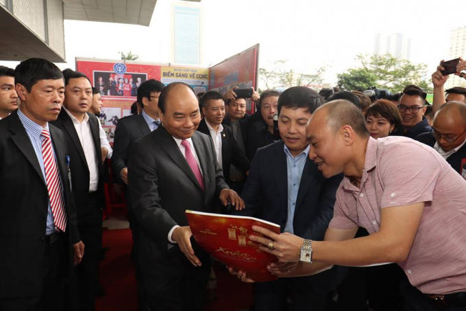 Phó TBT Trần Đức Vinh và Tổng TKTS Pháp luật Plus Phạm Quốc Cường giới thiệu đến Thủ tướng Nguyễn Xuân Phúc ấn phẩm báo Xuân báo Pháp luật Việt Nam 2019. Tại gian hàng, Phó TBT Báo PLVN ông Trần Đức Vinh đã báo cáo ngắn gọn với Thủ tướng Chính phủ về chủ đề trưng bày của Báo PLVN tại Hội báo năm nay - Cách mạng công nghiệp 4.0 với người làm báo cách mạng Việt Nam.