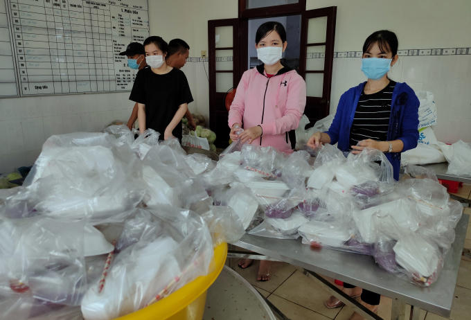 Các phần cơm được chuẩn bị chuyển đến khu cách ly. (Ảnh: Quốc Quý)