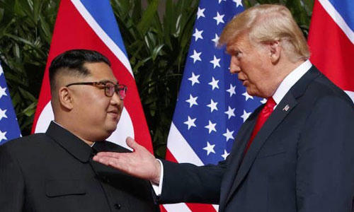 Tổng thống Mỹ Donald Trump (phải) và lãnh đạo Triều Tiên Kim Jong-un trong cuộc gặp thượng đỉnh ở Singapore tháng 6/2018. Ảnh: AFP.