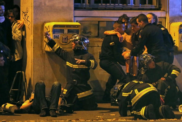 Lính cứu hỏa Pháp hỗ trợ những người bị thương sau vụ xả súng. (Ảnh: Reuters)