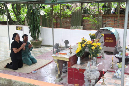 Anh Tiêu (phải ảnh) đang cầu xin "ngài đá" chỉ lối tìm giúp trâu và nghé của gia đình bị sổng chuồng đi mất.