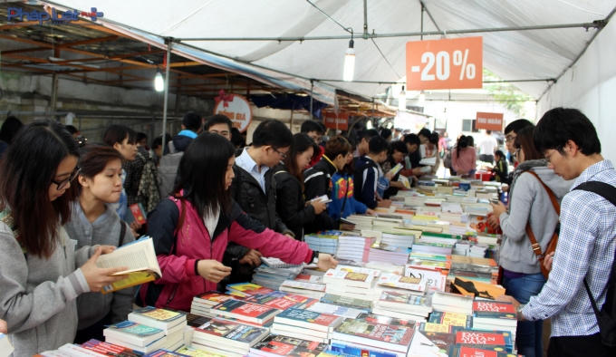 Nhiều đầu sách giảm từ 40 - 60% so với trên bìa. (Ảnh: Đức Biên)