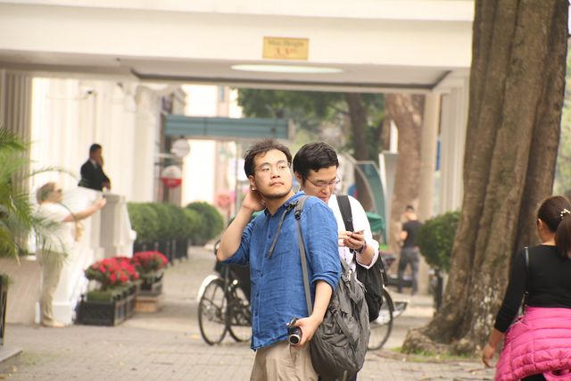 Có mặt từ rất sớm nhưng phóng viên quốc tế cũng như Việt Nam luôn trong cảnh đợi chờ, rình rập.