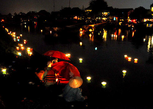 Dòng sông Hoài, phố cổ Hội An lung linh hoa đăng trong đêm 14 tháng Giêng.Ảnh:Trí Tín