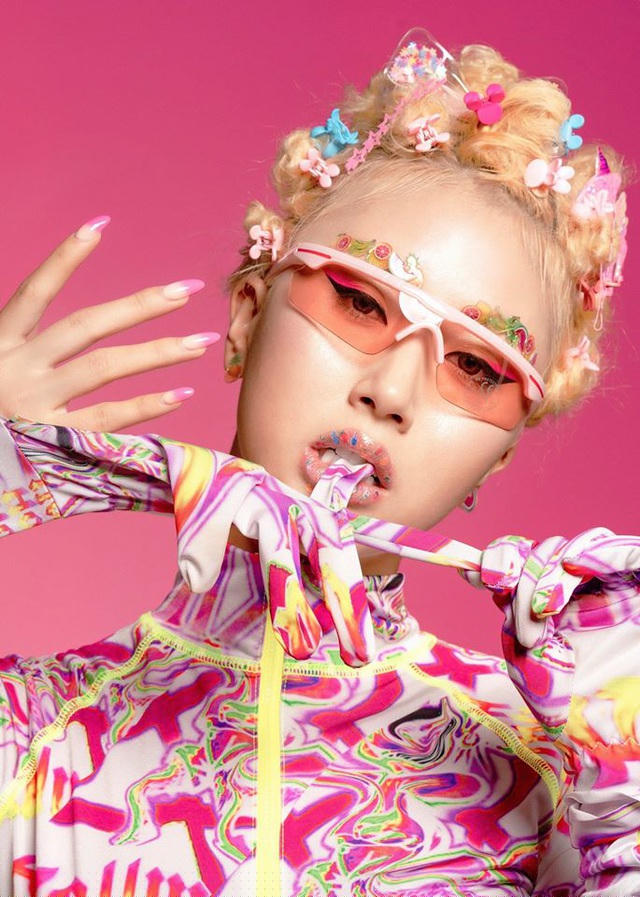 Tuy nhiên thời gian trở lại đây, hot girl sinh năm 1996 đang có cuộc “lột xác”, thay đổi rất lớn về mặt ngoại hình cũng như phong cách thời trang. Từ một cô hot girl dễ thương, Quỳnh Anh chuyển hướng nổi loạn, cá tính và có phần dị biệt.