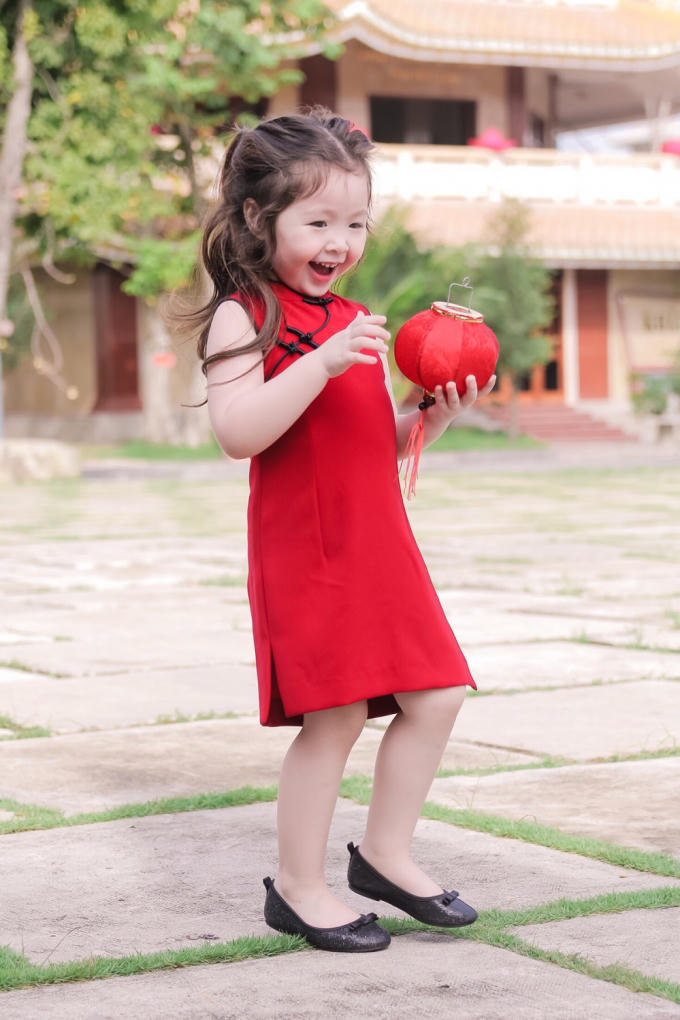 Cô bé Cadie Mộc Trà năm nay bước sang tuổi thứ 3 nên khá nghịch ngợm, liên tục chạy khắp nơi.