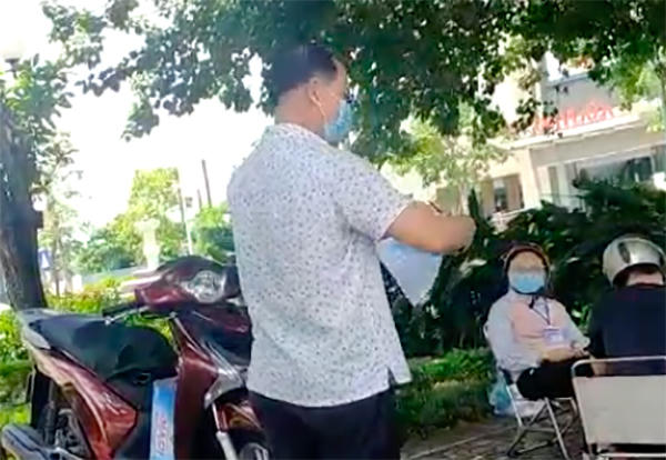 vo-bi-phat-loi-ra-duong-khong-ly-do-chinh-dang-nguoi-chong-den-xe-bien-ban