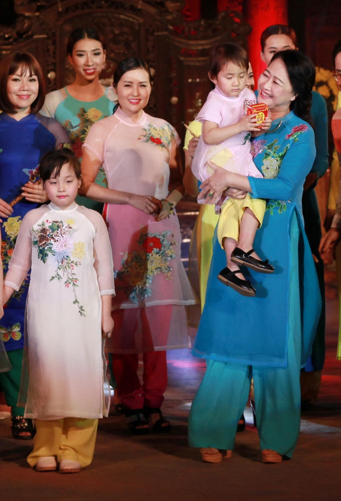 NSND Như Quỳnh chơi đùa với các em nhỏ và người mẫu khi trình diễn bộ sưu tập "Hoa cúc" cho nhà thiết kế Quang Huy.