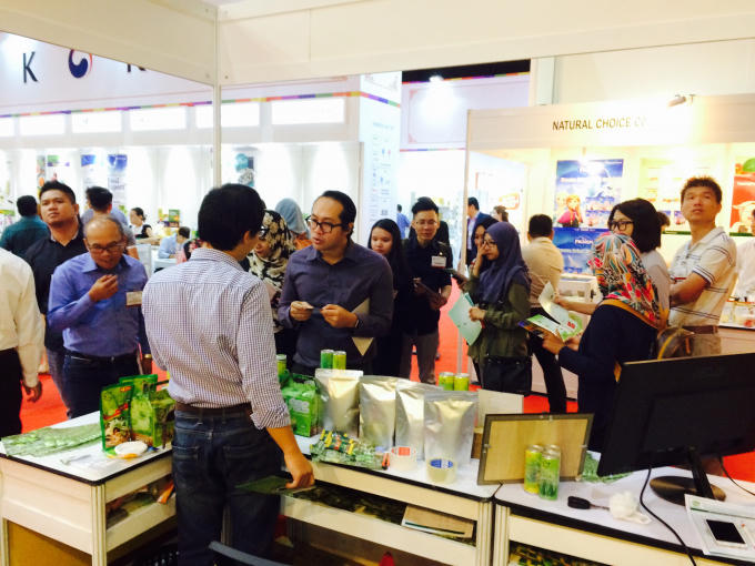 Nhiều kh&aacute;ch h&agrave;ng tỏ ra th&iacute;ch th&uacute; với h&agrave;ng loạt sản phẩm chế biến từ tr&aacute;i chanh Việt Nam