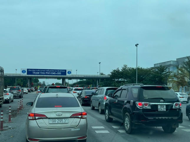 Trạm thu phí cao tốc Nội Bài - Lào Cai ùn dài.
