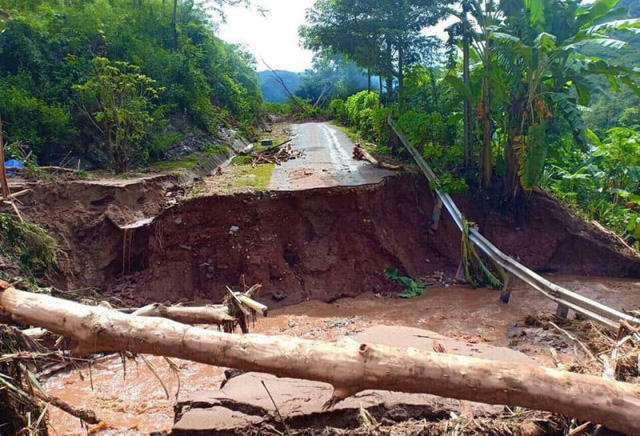 Không chỉ thông tin liên lạc mà giao thông lên huyện Mường Lát bị cô lập hoàn toàn