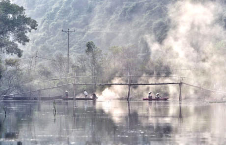 Khung cảnh mờ ảo ở suối Yên chùa Hương (Ảnh: VNE).