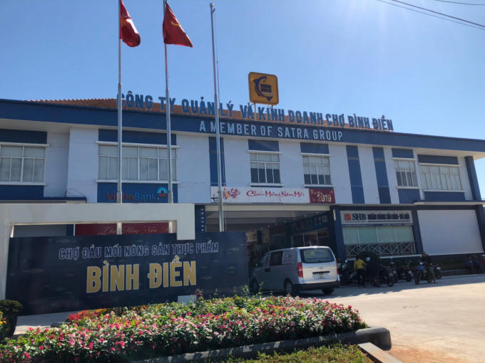 Nhiều tiểu thương cho biết, đa phần đều phải thuê lại khâu trung gian với mức giá từ 20 triệu – 30 triệu đồng/ tháng/ sạp tuỳ vị trí.
