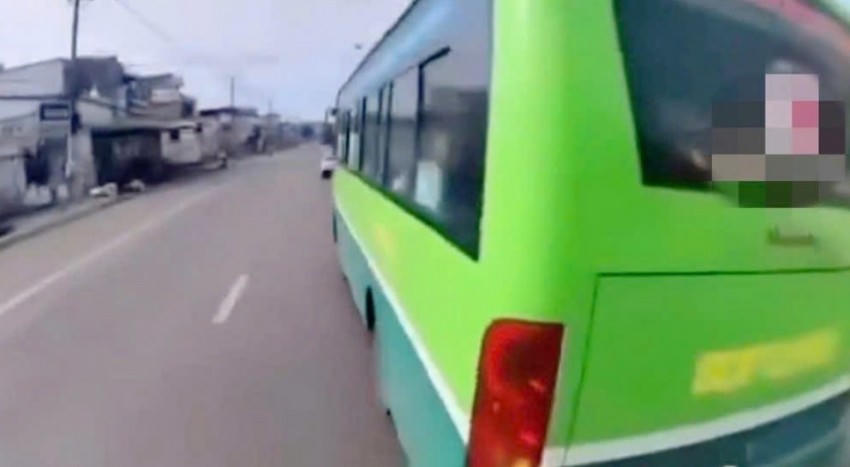 Xe buýt vượt ẩu trên QL20.