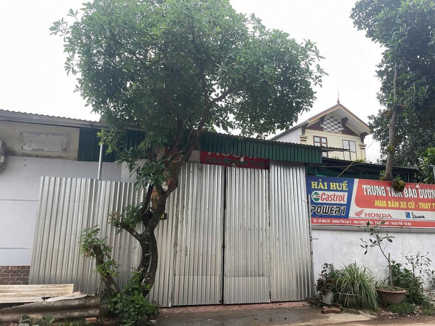 Cửa tôn được hàn trước lối đi nhà anh Hải