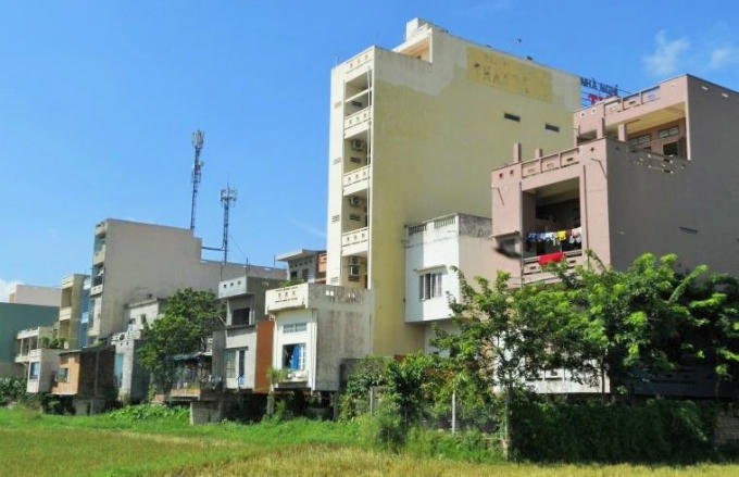 Các căn nhà được người dân xây dựng kiên cố, trong đó một phần diện tích nằm trên đất lúa lấn chiếm.