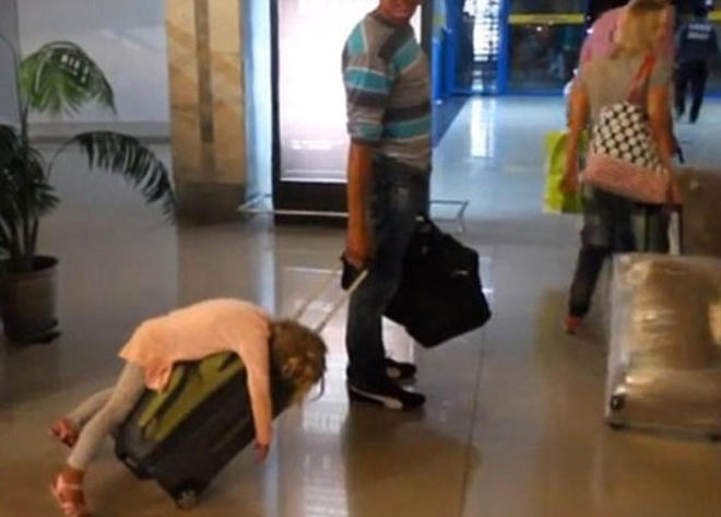 Một cô bé ngủ gục trên vali của cha tại sân bay. Trong lúc chờ đợi lên máy bay, không ít hành khách tự sáng tạo ra những tư thế ngủ độc, lạ.