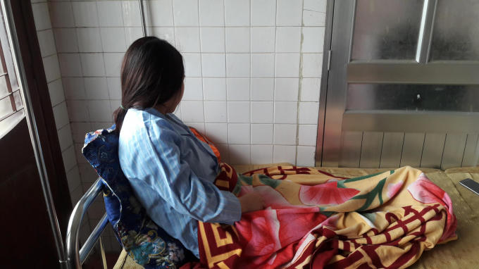 Nữ giáo viên thực tập tên H. đang được điều trị tại Trung tâm chăm sóc sức khỏe sinh sản tỉnh Nghệ An.