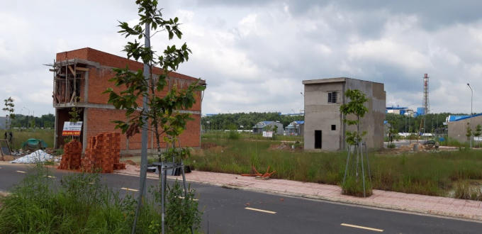 Hiện có nhiều nhà đã được xây trên phần đất công do địa phương quản lý.