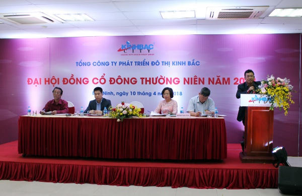 Chủ tịch HĐQT Đặng Thành Tâm điều hành Đại hội.