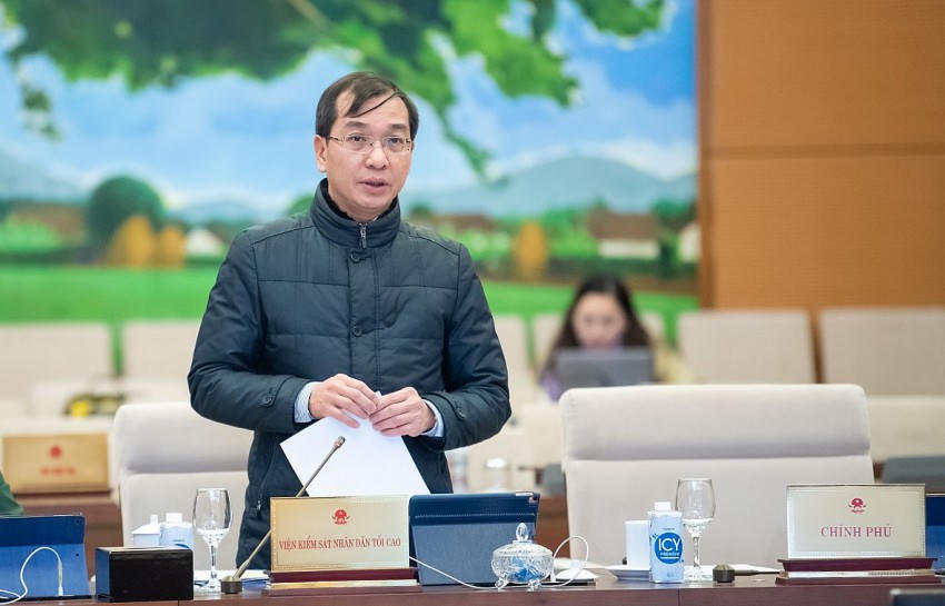 Phó Viện trưởng Viện kiểm sát nhân dân tối cao Hồ Đức Anh trình bày Tờ trình tại phiên họp.
