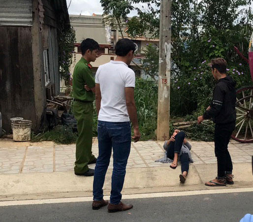 Hai đối tượng dựng lại hiện trường. ( Ảnh: báo Lâm Đồng)