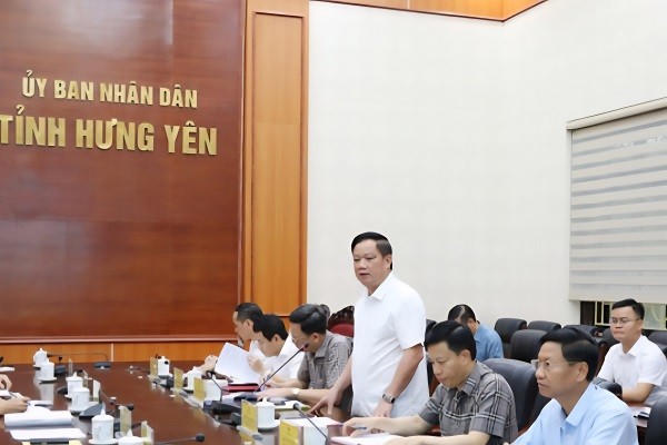 Ông Nguyễn Khắc Thận, Chủ tịch UBND tỉnh Hưng Yên phát biểu tại cuộc họp.