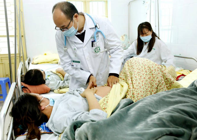 PGS.TS Đỗ Duy Cường đang thăm khám cho bệnh nhân sởi. Ảnh: BVCC