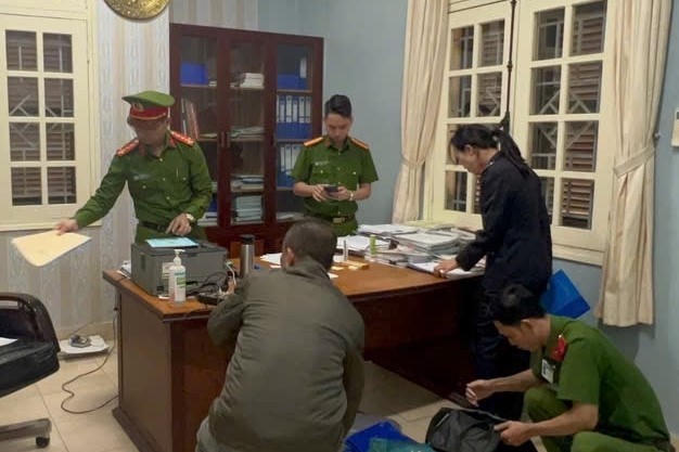 Công an đã khám xét chỗ ở và nơi làm việc của các đối tượng để mở rộng điều tra vụ án (Ảnh: Công an Đà Nẵng).