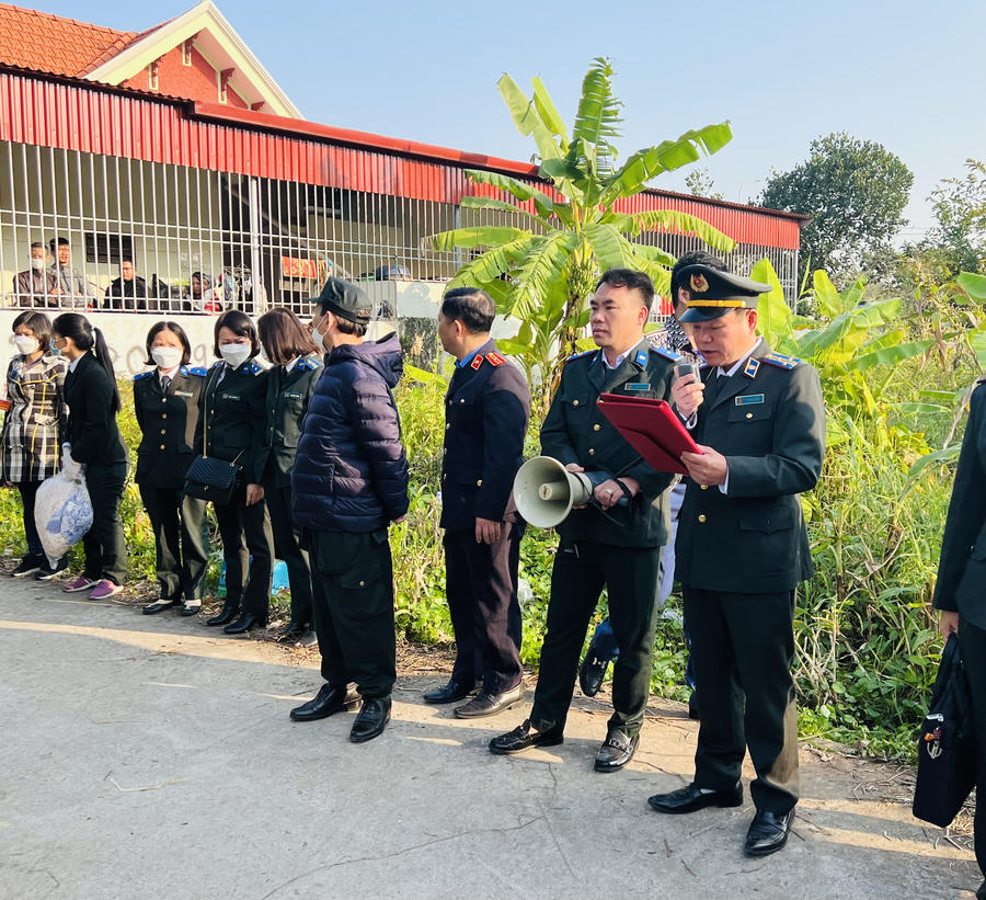 Chấp hành viên công bố quyết định cưỡng chế.