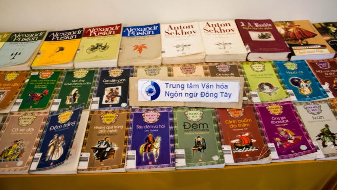 Gian trưng bày các tác phẩm dịch từ văn học Nga.