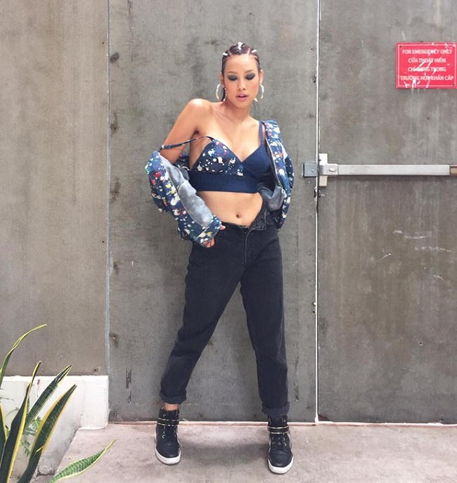 Cô diện áo bra cùng áo khoác trễ nải cá tính, năng động.