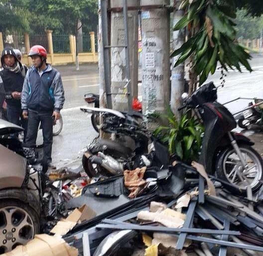 Chiếc xe SH bị hư hỏng nặng sau c&uacute; đ&acirc;m của &ocirc; t&ocirc; đi&ecirc;n.