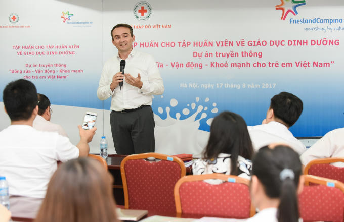 Ông Arnoud - Tổng giám đốc FrieslandCampina VN phat biểu tại buổi tập huấn.