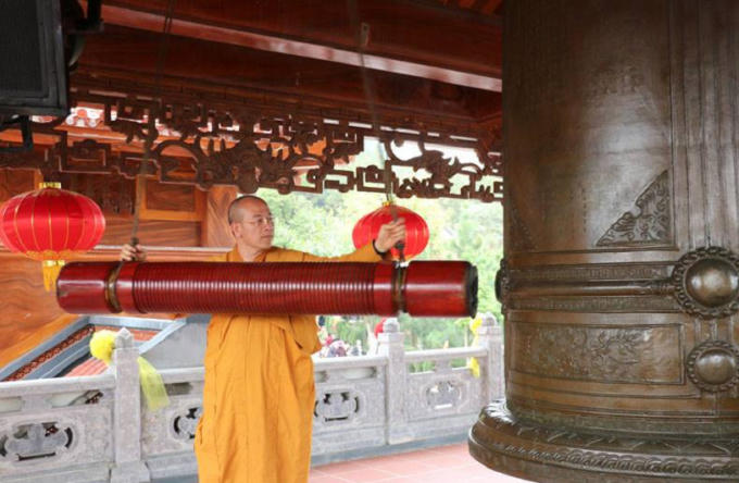 Đoàn đại biểu với nghi thức chào cờ, thắp hương, đánh chuông khai lễ và đóng dấu khai Ấn Yên Tử 2019.