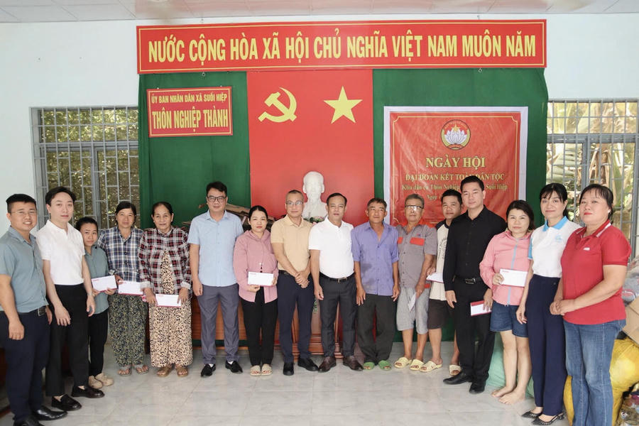 Báo PLVN trao quà cho người dân xã Suối Hiệp bị thiệt hại nặng do mưa lũ.