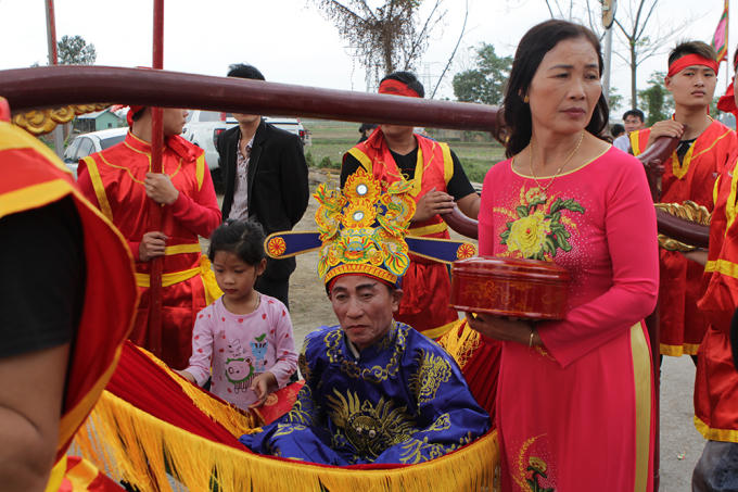 Ngoài người được chọn làm vua còn có chúa và bốn vị quan đầu triều cùng tham gia lễ rước.