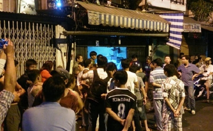 Người dân hiếu kỳ vây quanh hiện trường.