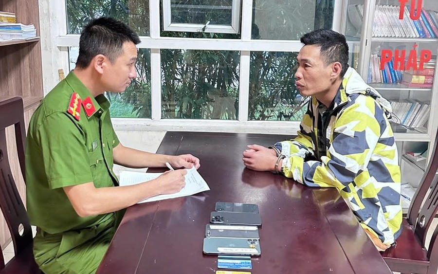 Cơ quan Công an lấy lời khai đối tượng Ngô Quang Duy - Ảnh Công an nghệ An.