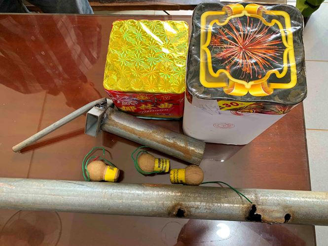 Các vật chứng liên quan tới hành vi đốt pháo hoa trái phép, có thể gây nguy hiểm tính mạng