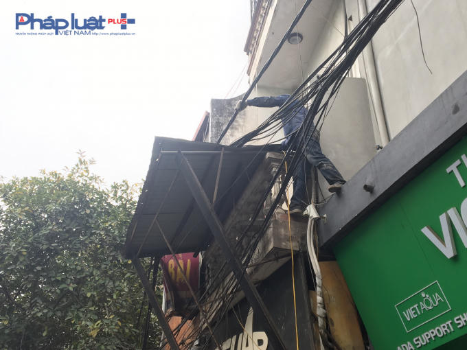 Lực lượng đang tổ chức tháo dỡ mái che sai quy định.