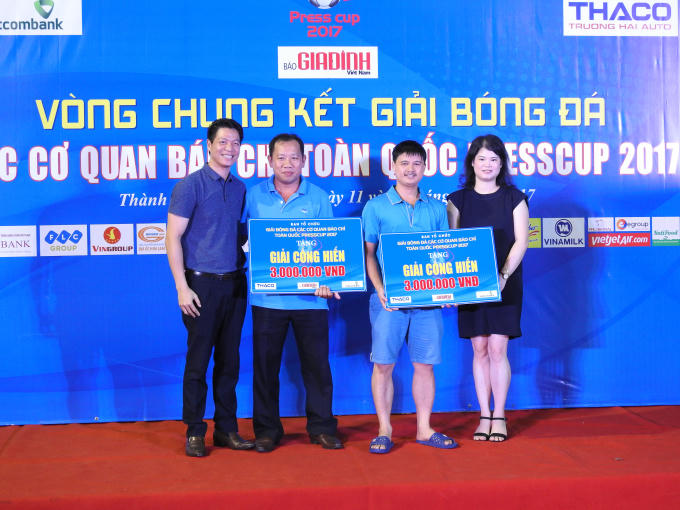 Đội bóng Liên quân báo chí Đồng Bằng Sông Cửu Long và đội Liên quân báo chí Nghệ An đoạt giải cống hiến.