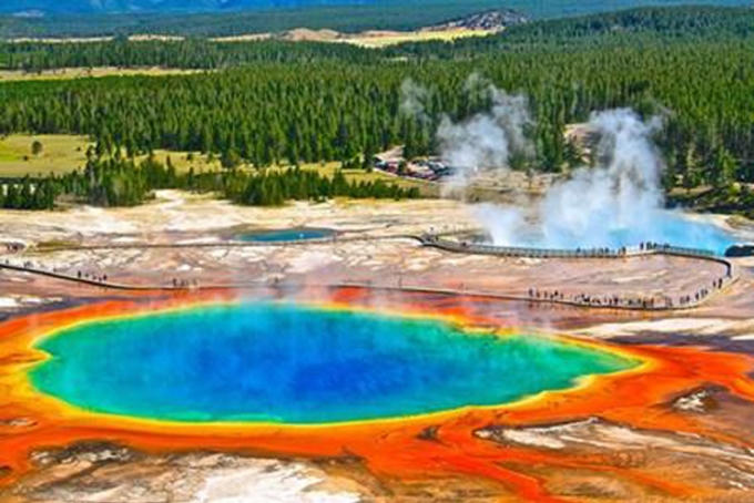 hồ nước nóng Grand Prismatic trong công viên quốc gia Yellowstone (Wyoming, Mỹ)