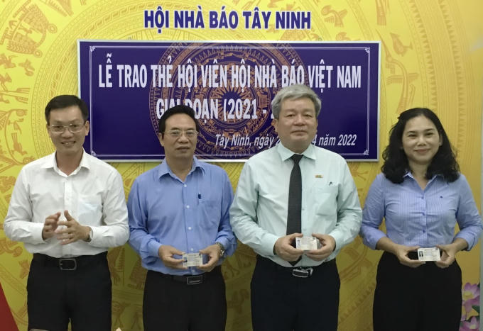 Ông Nguyễn Quang Thắng - Phó Trưởng Ban Tuyên giáo Tỉnh ủy trao thẻ hội viên Hội Nhà báo Việt Nam giai đoạn (2022-2026) cho Ban Thường vụ Hội Nhà báo tỉnh.