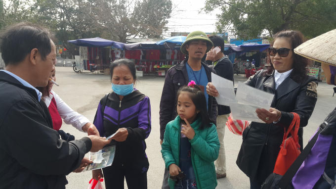 Tình trạng tự chụp ảnh rồi đeo bám, ép khách du lịch phải mua ở khu du lịch Tam Cốc-Bích Động( Ninh Bình)