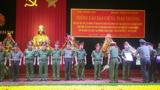 Đại diện Bộ Công an trao tặng hoa và quyết định khen thưởng của Bộ Công an đối với các lực lượng tham gia phá chuyên án.