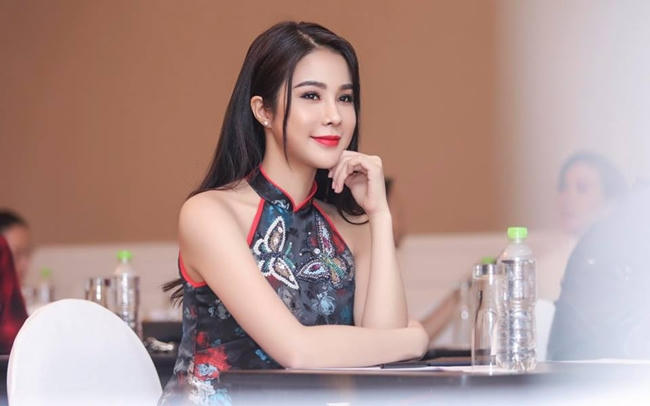 Trong một sự kiện khác cùng năm, nữ ca sĩ cho rằng con người ai cũng phải thay đổi nhưng từ chối trả lời về nghi án đi "tân trang" nhan sắc.