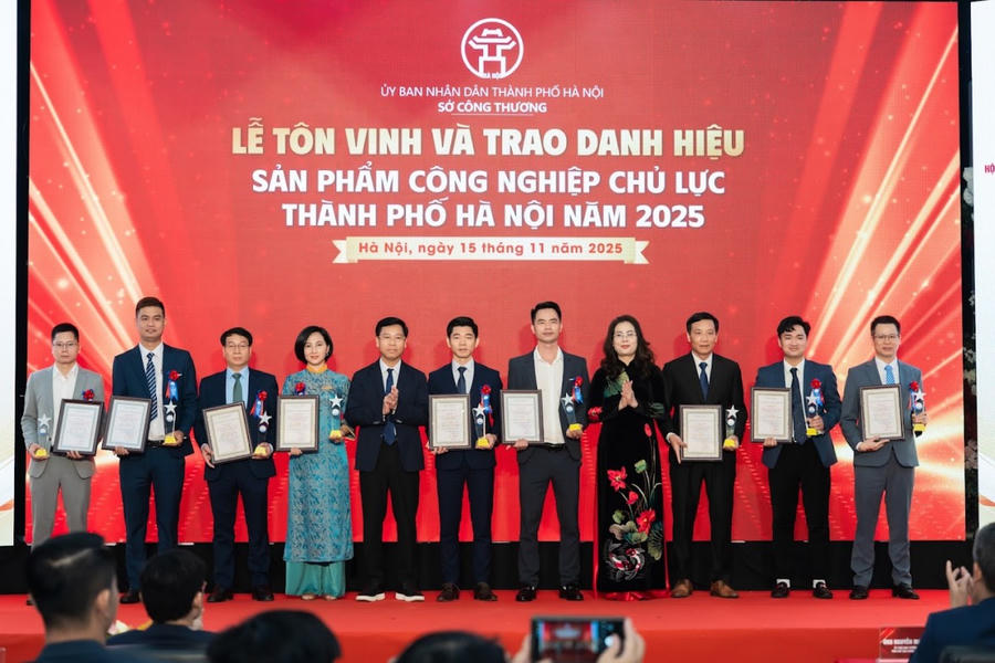Ban tổ chức trao chứng nhận Sản phẩm công nghiệp chủ lực cho các doanh nghiệp.