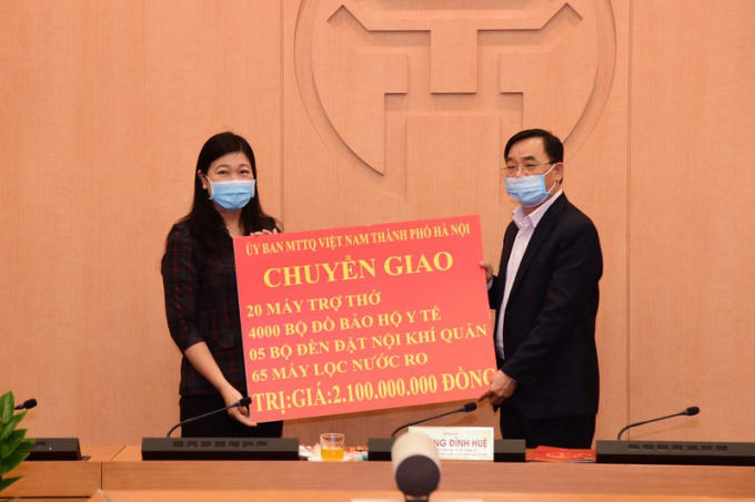 Ủy ban Mặt trận Tổ quốc Việt Nam TP Hà Nội chuyển giao quà ủng hộ chống dịch.